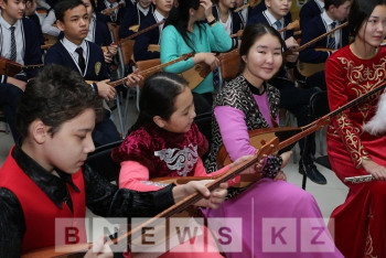 Фотография к новости: Триста домбристов Костанайской области одновременно исполнили кюй «Сарыарка»