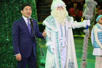 Фотография к новости: 1700 детей получили новогодние подарки от акима Алматы Бауыржана Байбека (ФОТО)