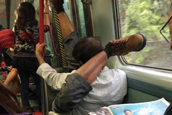 Фотография к новости: Странный пассажир электрички из Гонконга стал популярным в соцсетях