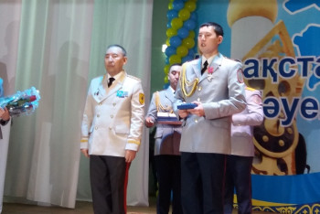 Фотография к новости: В Актобе наградили полицейских за героизм во время теракта