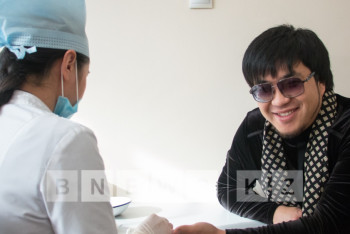 Фотография к новости: Певец Серикбол Сайлаубек раскрыл тайну темных очков (ФОТО, ВИДЕО)