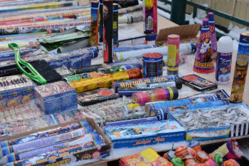 Фотография к новости: Казахстанские полицейские изымают из продажи петарды «Летящая юрта» и «Черная смерть» (ФОТО)