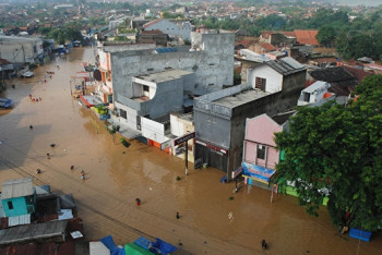 Фотография к новости: Наводнение в Индонезии оставило без крова 100 тыс человек (ФОТО, ВИДЕО)
