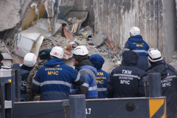 Фотография к новости: Спасатели завершили поиск людей под завалами рухнувшего дома в поселке Шахан (ФОТО)