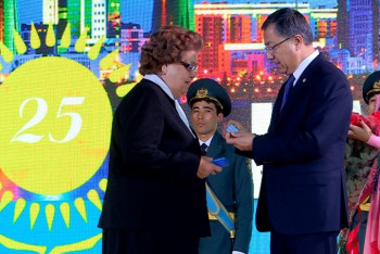 Фотография к новости: Наиболее отличившиеся жители ЮКО награждены к 25-летию независимости РК (ФОТО)