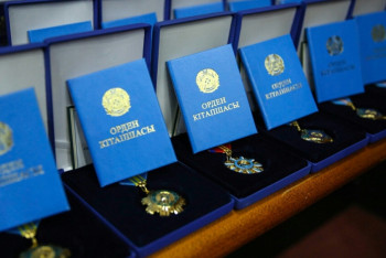 Фотография к новости: Арыстанбек Мухамедиулы наградил выдающихся деятелей искусства