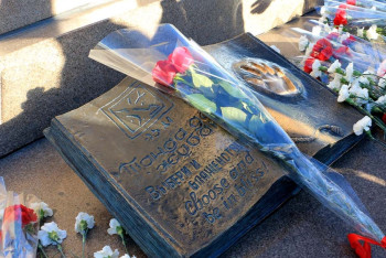 Фотография к новости: Участники декабрьских событий возложили цветы к монументу независимости в Алматы (ФОТО, ВИДЕО)