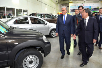 Фотография к новости: Президент Казаxстана посетил ТОО "СарыаркаАвтоПром"