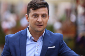 Фотография к новости: Зеленский станцевал на сцене с участниками шоу "Лига смеха"