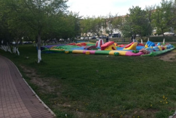 Фотография к новости: Аким Караганды посетил семью мальчика, погибшего в результате ЧП с батутом