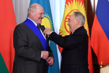 Фотография к новости: Елбасы вручил ордена президентам Беларуси и Кыргызстана