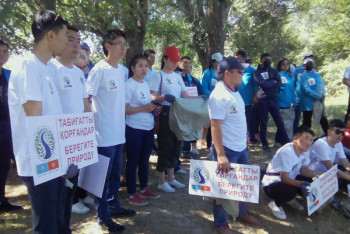 Фотография к новости: Экологическую уборку реки в Таразе провела молодежь Казахстана и Кыргызстана