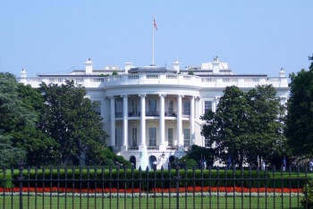 Фотография к новости: Неизвестный мужчина поджег себя у Белого дома в Вашингтоне 