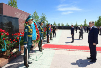 Фотография к новости: Токаев и Туск посетили мемориально-музейный комплекс АЛЖИР