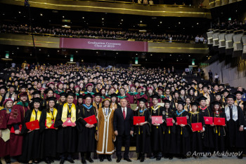 Фотография к новости: Елбасы поздравил с выпуском студентов Назарбаев университета