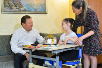 Фотография к новости: Кумар Аксакалов пришел в гости к Аружан и Софье 