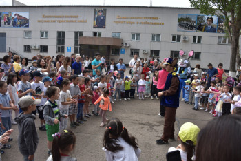 Фотография к новости: Роджер, Скай и Черепашки ниндзя пришли на детский праздник, организованный МВД