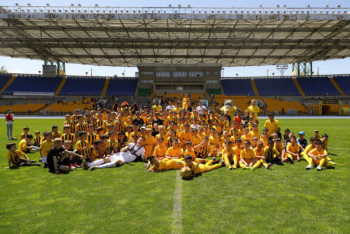 Фотография к новости: Команда из 173 детей сыграла против футболистов "Кайрата" 