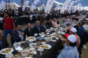 Фотография к новости: В Египте накрыли самый длинный стол на Рамазан