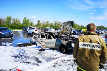 Фотография к новости: Легковое авто загорелось на бесплатной парковке столичного аэропорта