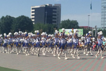 Фотография к новости: Почему не отменили парад оркестров на жаре, разбираются в Атырау