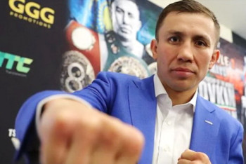 Фотография к новости: Головкин поймал брошенный с трибуны телефон и сделал селфи с фанатами