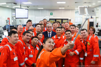 Фотография к новости: Президент РК посетил завод по переработке нефти и газа "Болашак"