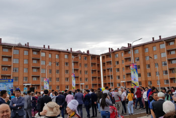 Фотография к новости: В Кокшетау детям-сиротам и многодетным семьям вручили ключи от квартир