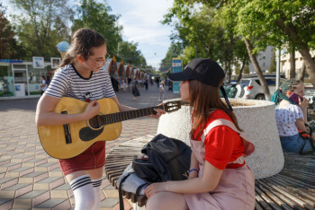 Фотография к новости: Музыканты, торговцы, дети и неформалы - кто приходит на Арбат в Нур-Султане