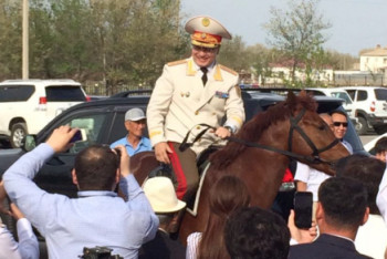 Фотография к новости: Верхом на коне: В МВД объяснили, за что был освобожден от должности Аян Дуйсембаев