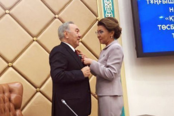 Фотография к новости: Назарбаеву вручили нагрудный знак "Почетный Сенатор"