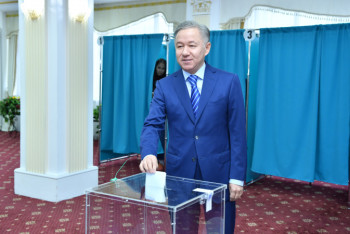 Фотография к новости: Нурлан Нигматулин проголосовал на выборах