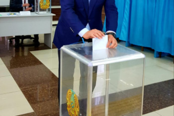Фотография к новости: Одним из первых на своём участке проголосовал аким Павлодарской области