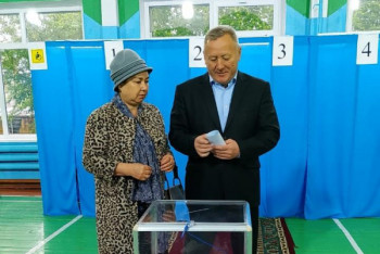 Фотография к новости: Почётный учитель с полувековым стажем проголосовала в Кокшетау