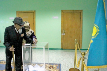 Фотография к новости: Старейший житель Караганды принял участие в выборах Президента РК