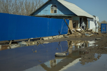 Фотография к новости: В ВКО из-за дождей затопило село 