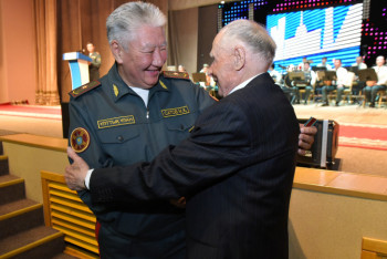 Фотография к новости: Ветеранам войны вручили юбилейные медали Национальной гвардии