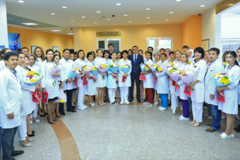 Фотография к новости: Маулен Ашимбаев поздравил медиков с профессиональным праздником