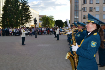 Фотография к новости: Военный оркестр Нацгвардии устроил сюрприз жителям Уральска