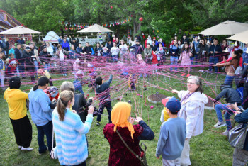 Фотография к новости: Столичные вязальщицы показали свои навыки на фестивале мастериц