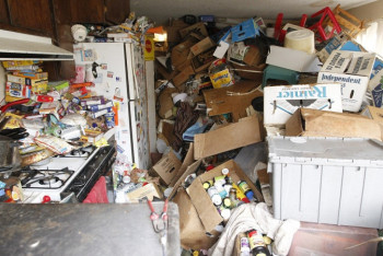 Фотография к новости: 30 тонн мусора вывезли из квартиры жительницы в Атырау 