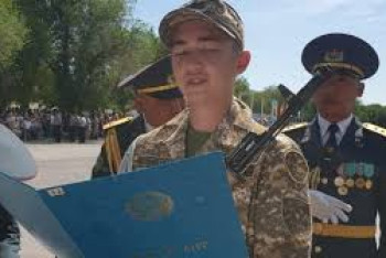 Фотография к новости: Алматинский активист Бейбарыс Толымбеков принес присягу