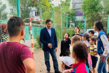 Фотография к новости: Алтай Кульгинов встретился с детьми во дворах Нур-Султана