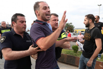 Фотография к новости: Оппозиция в Грузии вместе с митингующими штурмует здание парламента