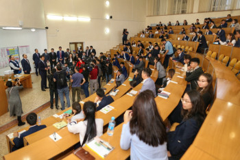 Фотография к новости: Волнение и хорошее настроение. Как столичные выпускники сдают ЕНТ