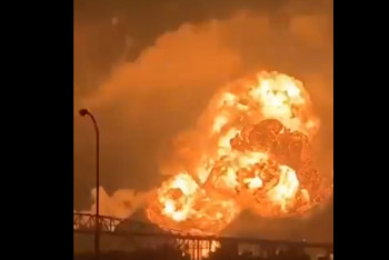 Фотография к новости: На американском НПЗ после взрыва начался мощный пожар