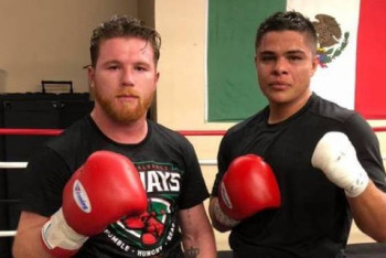 Фотография к новости: Непобежденный казахстанец начал переговоры о бое со спарринг-партнером "Канело"