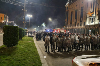 Фотография к новости: Попытка штурма парламента в Тбилиси: полиция применила водометы и газ