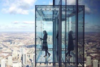 Фотография к новости: В Чикаго под ногами туристов лопнул стеклянный пол аттракциона