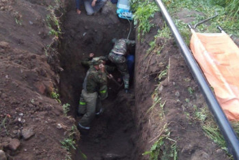 Фотография к новости: На Алтае спасли рабочего, которого засыпало в траншее